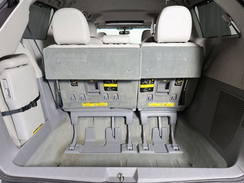 Used 2011 Toyota Sienna XLE FWD image 17