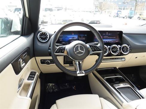 Used 2025 Mercedes-Benz GLA 250 4MATIC image 9
