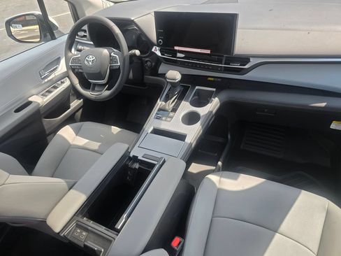 Used 2025 Toyota Sienna XLE FWD image 24