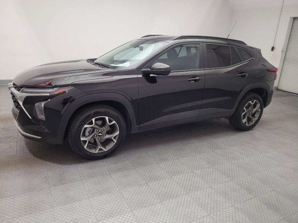 Used 2025 Chevrolet Trax LT w/ LT Convenience Package FWD image 2