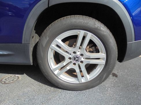 Used 2020 Mercedes-Benz GLB 250 4MATIC w/ Premium Package image 26