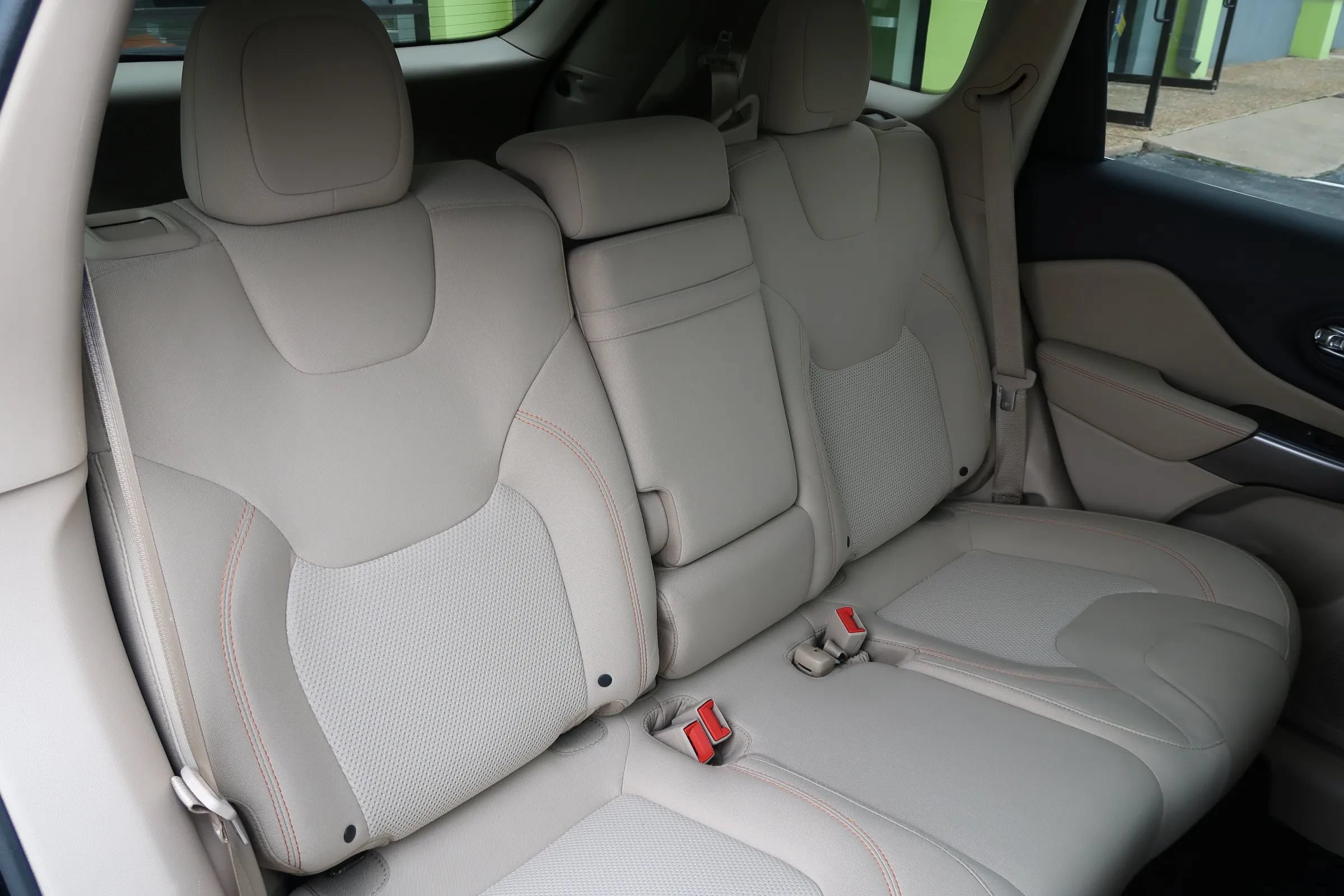 Used 2019 Jeep Cherokee Latitude w/ Popular Appearance Group FWD image 23