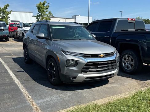 Used 2023 Chevrolet TrailBlazer LT w/ Convenience Package FWD image 2