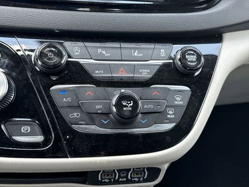 Used 2024 Chrysler Pacifica Touring-L FWD image 31