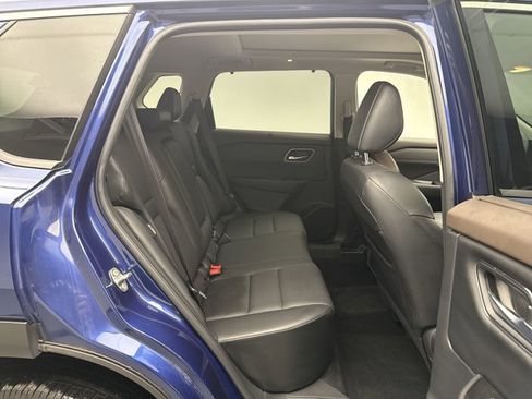 Used 2021 Nissan Rogue SV w/ Premium Package image 18