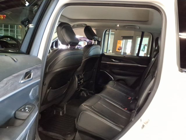 Used 2023 Jeep Grand Cherokee 4WD 4xe w/ Luxury Tech Group II image 18