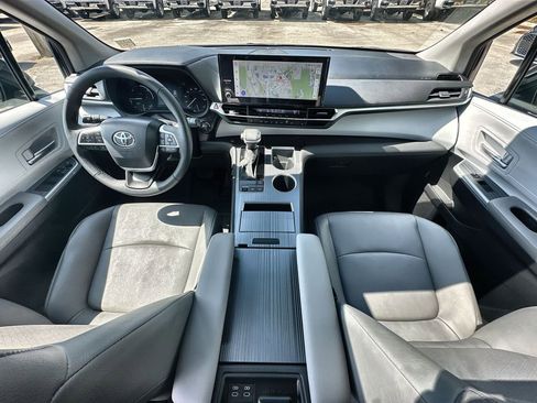 Used 2025 Toyota Sienna XLE image 21