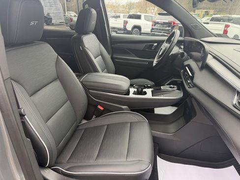 Used 2025 Buick Enclave Sport Touring w/ LPO, All-Weather Package image 24