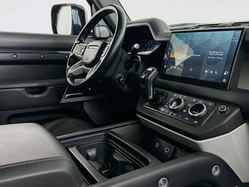 Used 2023 Land Rover Defender 130 SE image 31