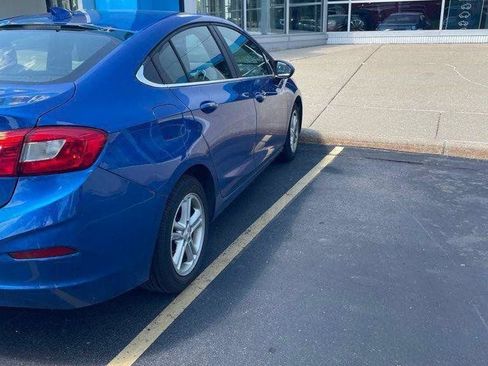 Used 2018 Chevrolet Cruze LT w/ Sun And Sound Package FWD image 3