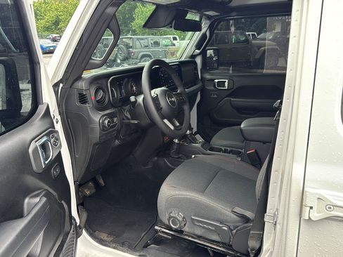 Used 2026 Jeep Wrangler Unlimited Rubicon AWD/4WD image 13