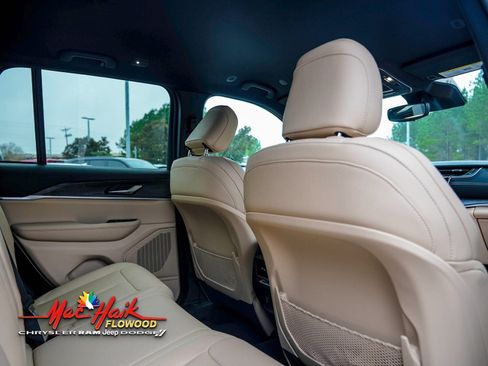 Used 2024 Jeep Grand Cherokee Limited image 12