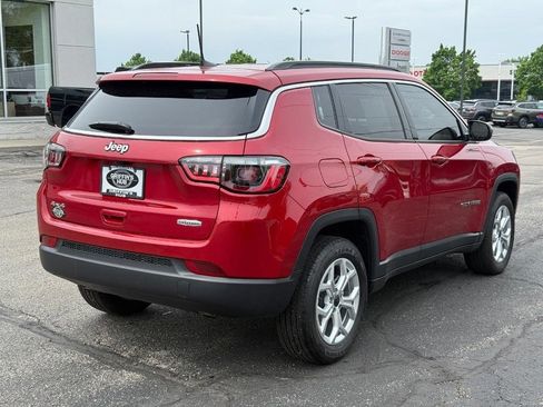 Used 2025 Jeep Compass Latitude AWD/4WD image 3