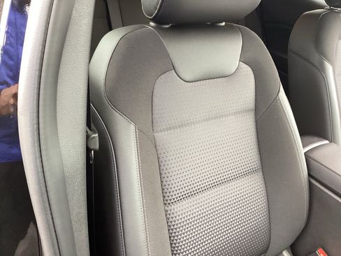 Used 2025 Chevrolet Trax LT w/ LT Convenience Package image 17