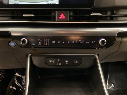 Used 2025 Kia Carnival FWD image 20