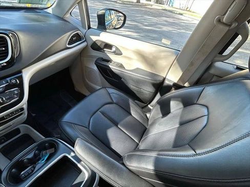 Certified 2023 Chrysler Pacifica Touring-L FWD image 11