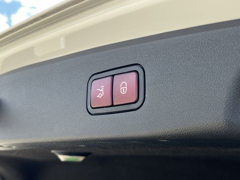 Used 2016 Mercedes-Benz E 350 Sedan image 34