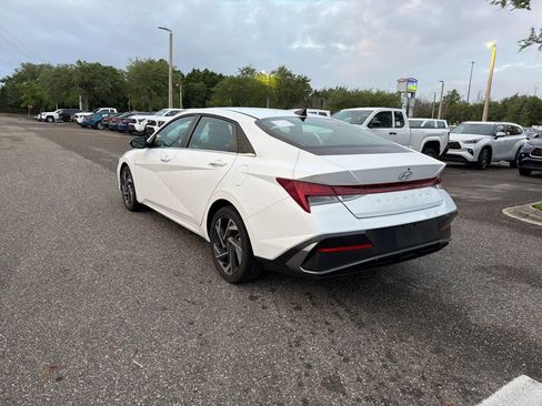 Used 2025 Hyundai Elantra SEL image 3