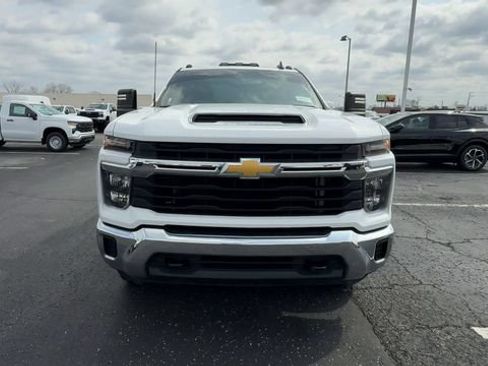 Used 2024 Chevrolet Silverado 2500 LT AWD/4WD image 3
