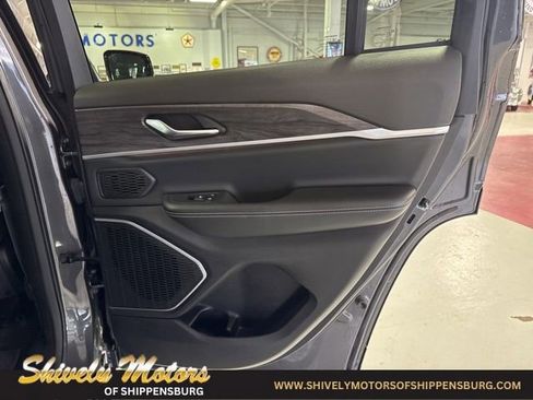 Used 2022 Jeep Grand Cherokee Limited image 39