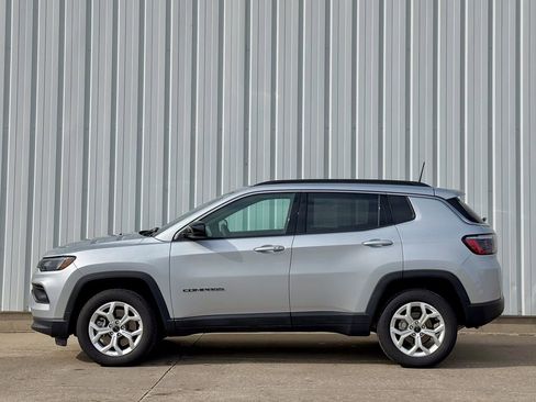 Used 2025 Jeep Compass Latitude image 3
