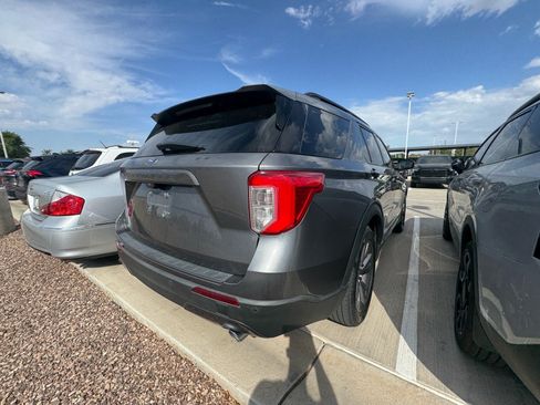 Used 2022 Ford Explorer XLT w/ Equipment Group 202A RWD image 4