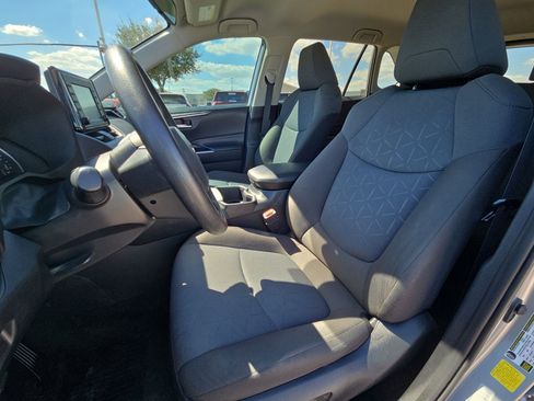 Used 2022 Toyota RAV4 XLE image 15