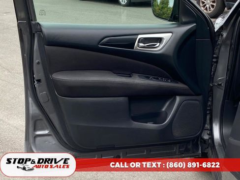 Used 2017 Nissan Pathfinder S image 10