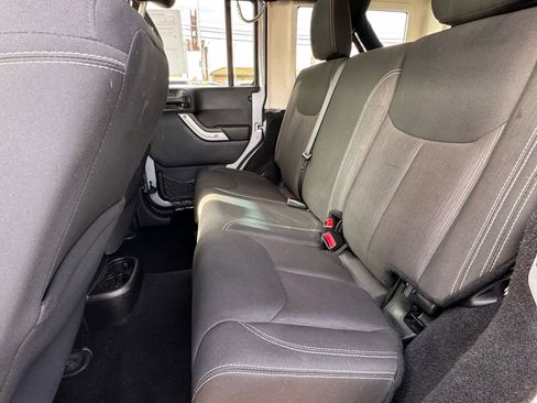 Used 2015 Jeep Wrangler Unlimited Rubicon w/ Connectivity Group image 19