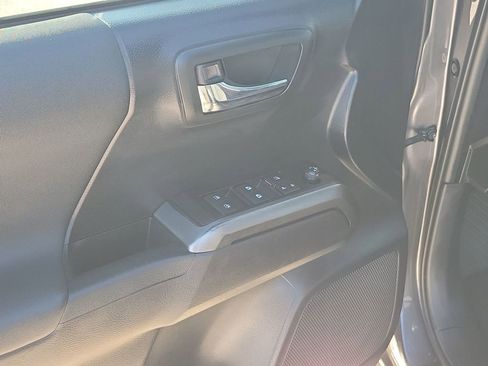 Used 2019 Toyota Tacoma TRD Off-Road image 45