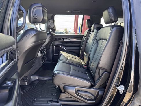 Used 2022 Jeep Wagoneer Series II AWD/4WD image 10