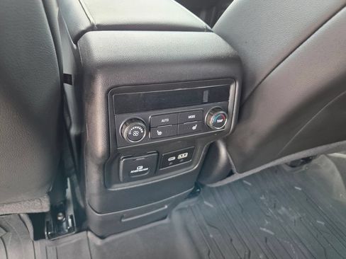 Used 2023 GMC Acadia SLT w/ Elevation Edition FWD image 9