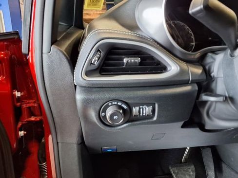Used 2026 Chrysler Pacifica Select FWD image 17