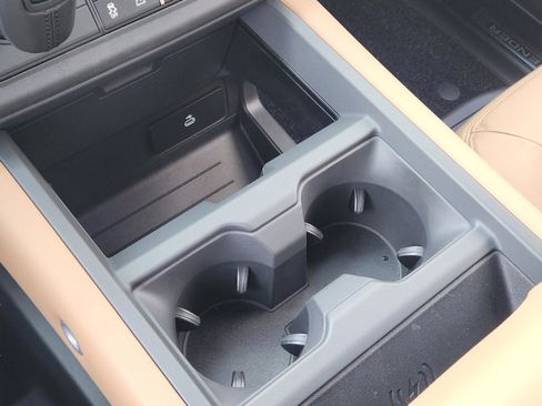 New 2026 Land Rover Defender 110 X-Dynamic SE image 18