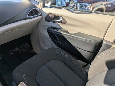 Used 2023 Chrysler Voyager LX image 15