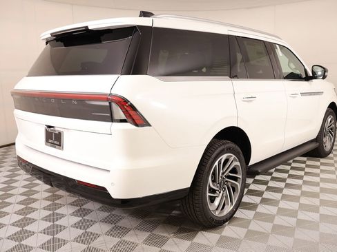 New 2026 Lincoln Navigator Premiere AWD/4WD image 22