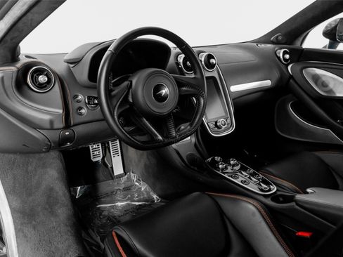 Used 2023 McLaren GT RWD image 2