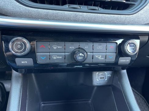 Used 2025 Jeep Compass Latitude w/ Sun & Sound Group AWD/4WD image 15