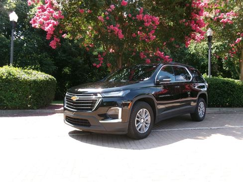 Used 2022 Chevrolet Traverse LT w/ LPO, Floor Liner Package AWD/4WD image 1