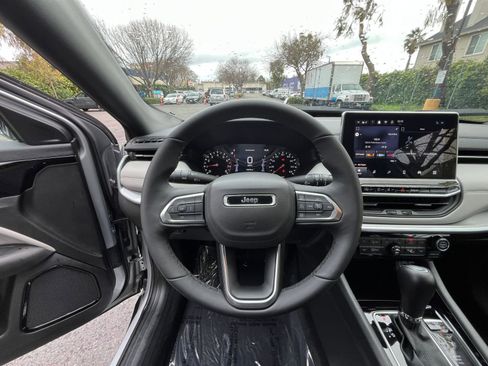 Used 2025 Jeep Compass Limited image 34