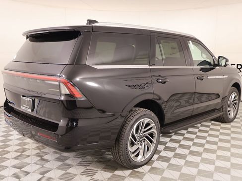 New 2026 Lincoln Navigator Premiere AWD/4WD image 21