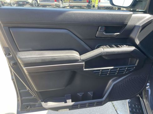 Used 2025 Toyota 4Runner SR5 AWD/4WD image 11