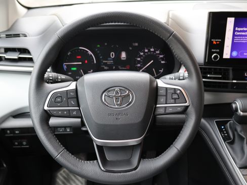 Used 2025 Toyota Sienna XLE FWD image 31