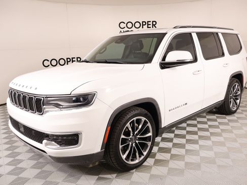 Used 2022 Jeep Wagoneer Series III w/ Premium Group I AWD/4WD image 11
