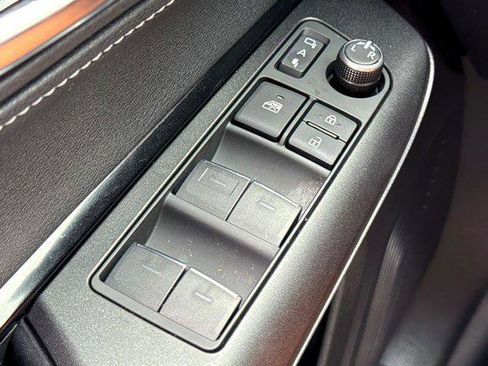 Used 2022 Toyota Venza LE image 49