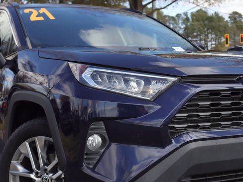 Used 2021 Toyota RAV4 XLE Premium image 33