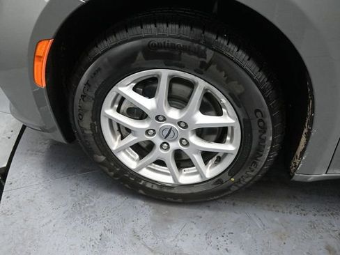 Used 2025 Chrysler Pacifica Select image 11