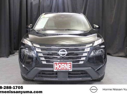 Used 2025 Nissan Rogue SV image 2