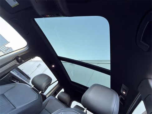 Used 2023 Volkswagen Tiguan SE R-Line image 25