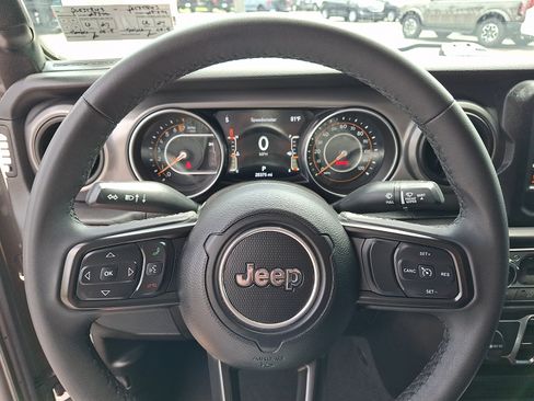 Used 2023 Jeep Gladiator Sport AWD/4WD image 19